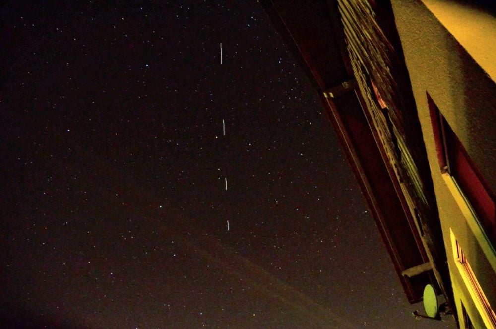 Die ehemalige Physiklehrerin Petra Knippertz aus Reinstedt hat die Satelliten am Nachthimmel im Foto festgehalten.