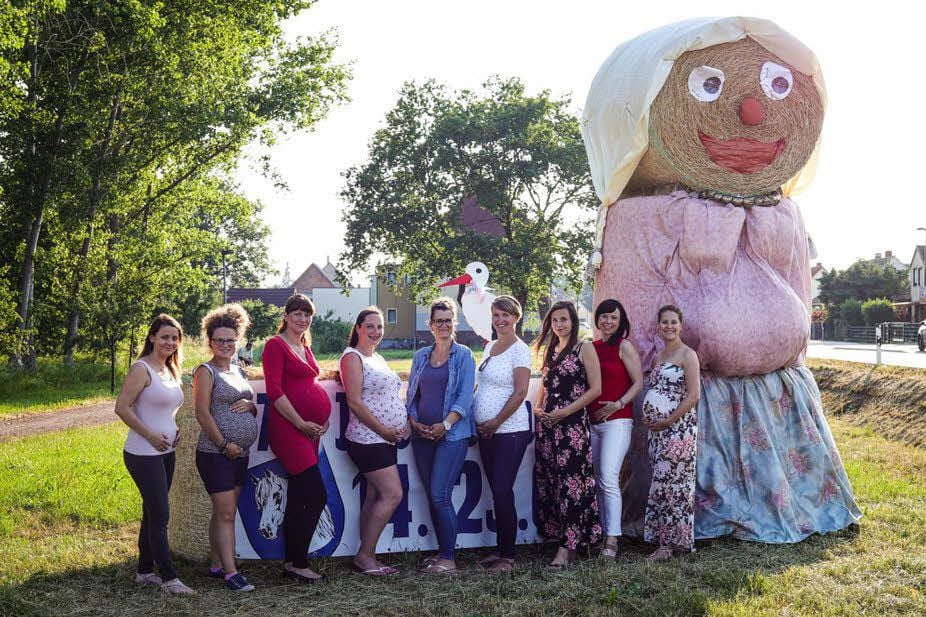 Neun von zehn Frauen haben sich mit der ebenfalls „schwangeren“ Strohpuppe fotografieren lassen.
