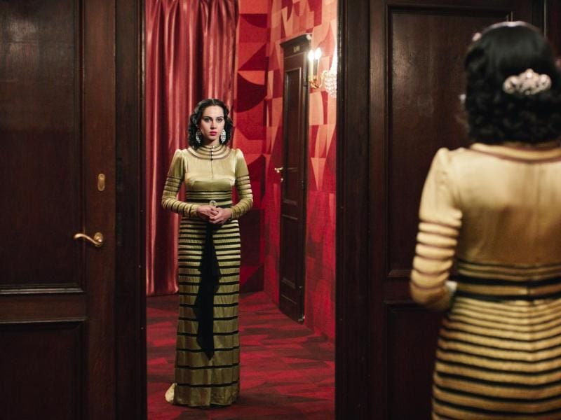 Ghada (Yasmin Raeis) blickt vor einem ihrer legendären Auftritte als Oum Kulthum in den Spiegel. Foto: RazorFilm/NFP