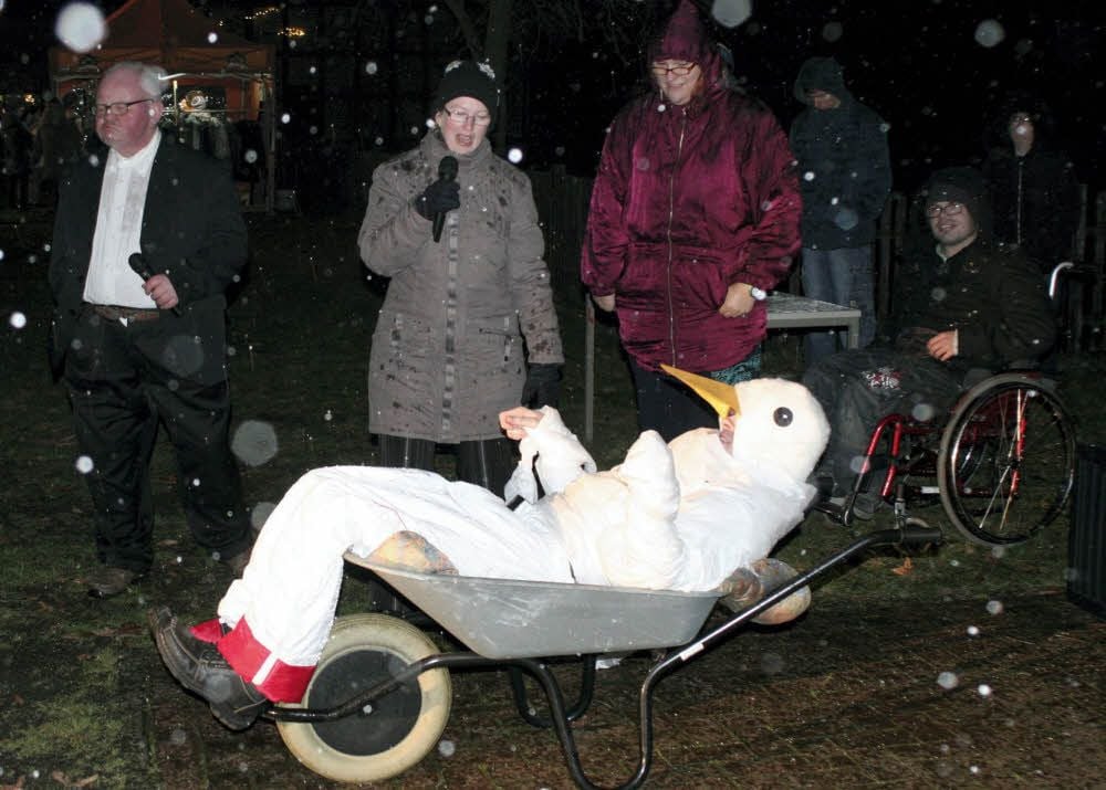 Die „Weihnachtsgans Auguste“ im Schneeschauer: Auch bei der Theateraufführung zum Adventsmarkt auf Seydas Diest-Hof blieb sie am Leben.