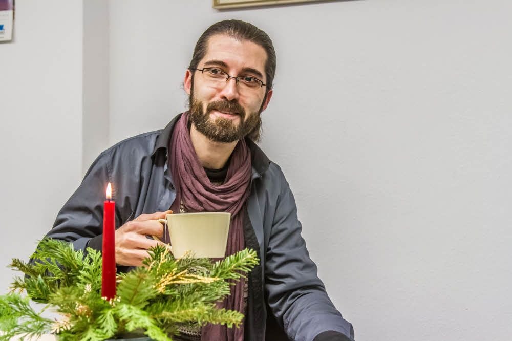 Der Künstler Ibrahem Ghazal, der statt des Glühweins auch in der Adventszeit Tee trinkt, kam im September letzten Jahres nach Wittenberg. Seitdem beschäftigt er sich viel mit künstlerischen Projekten - im Asylverfahren ist er bisher noch nicht weit vorangekommen.