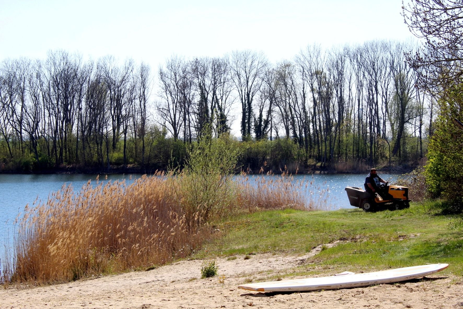 Alles will gut gepflegt sein. Da muss auch der Rasen gemäht werden. Das Strandbad Gerlebogk soll sich als Fitnesspark etablieren.