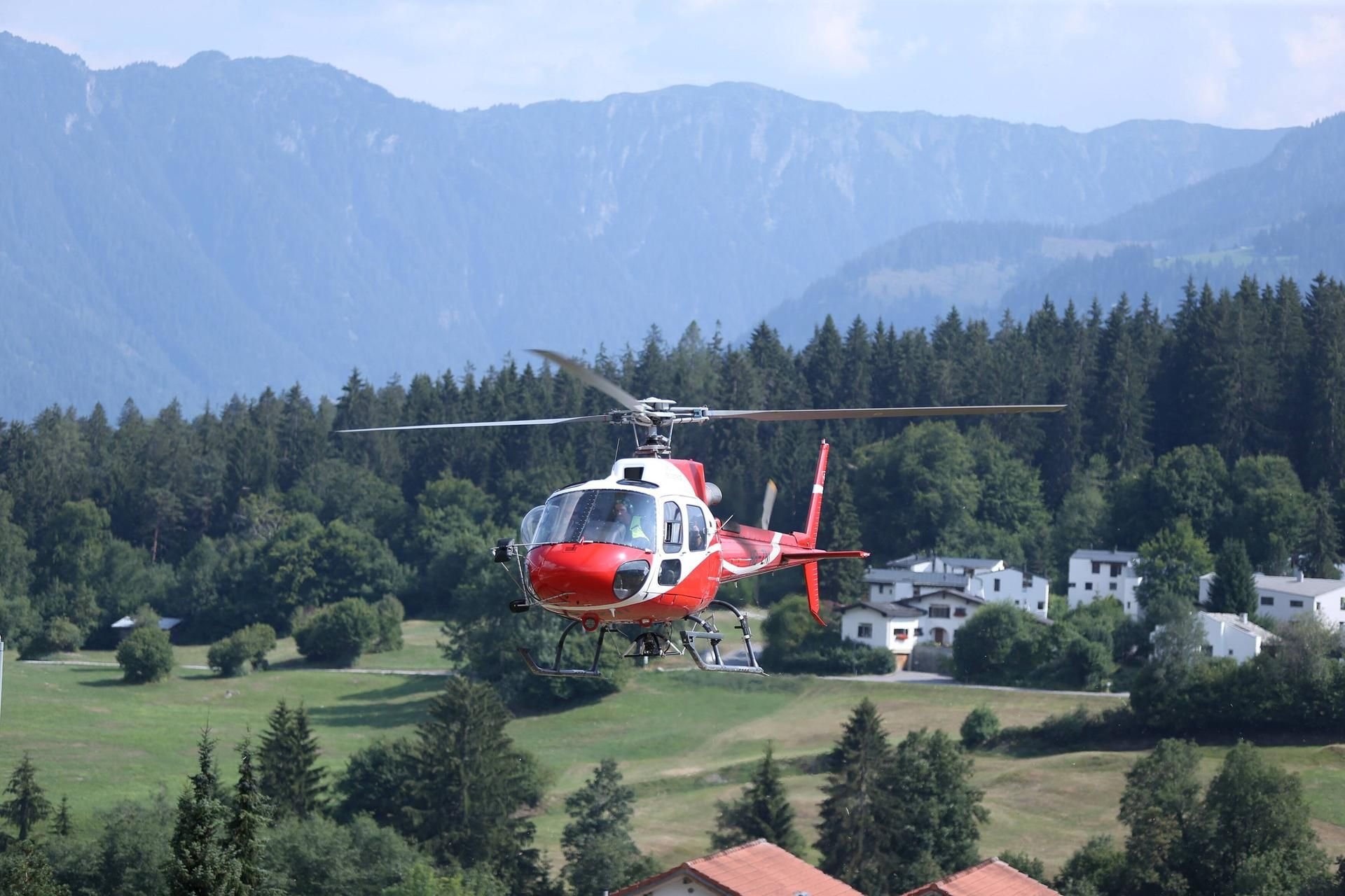 Helikopter im Flug (Symbolbild).