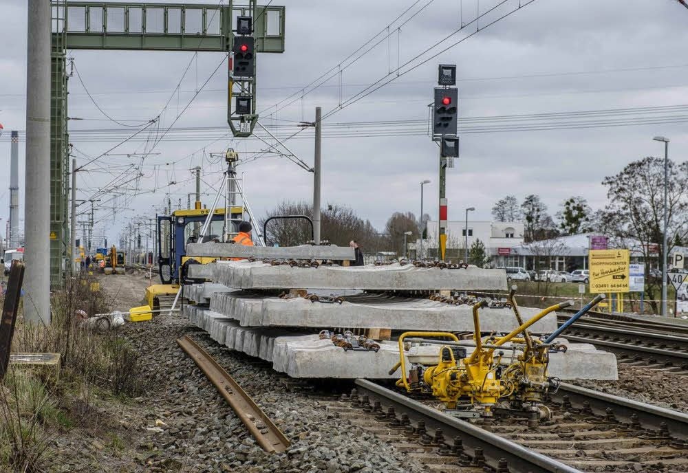 Die Deutsche Bahn erneuert unter anderem vier Weichen in Coswig und sechs in Piesteritz.