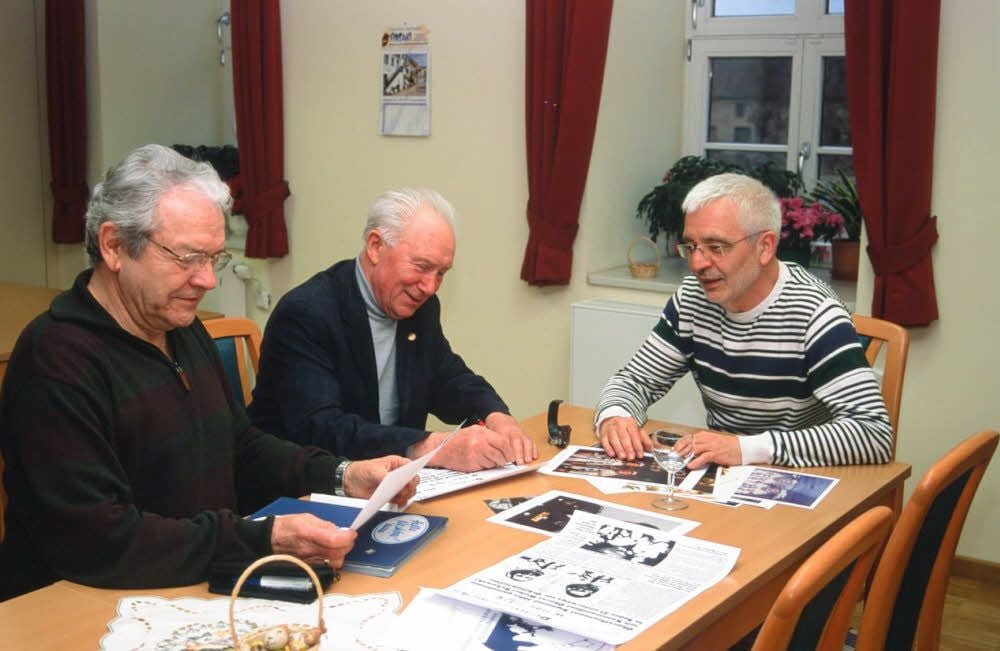 Wilfried Lassak (links) und Hendrik Brücke (rechts) von der Arbeitsgemeinschaft „Astronomie und Raumfahrt“ im Kultur-und Heimatverein Quedlinburg konnten sich mit Sigmund Jähn 2015 in Barleben unterhalten. Dort hatte sich der Kosmonaut in die Chronik deren eingetragen.