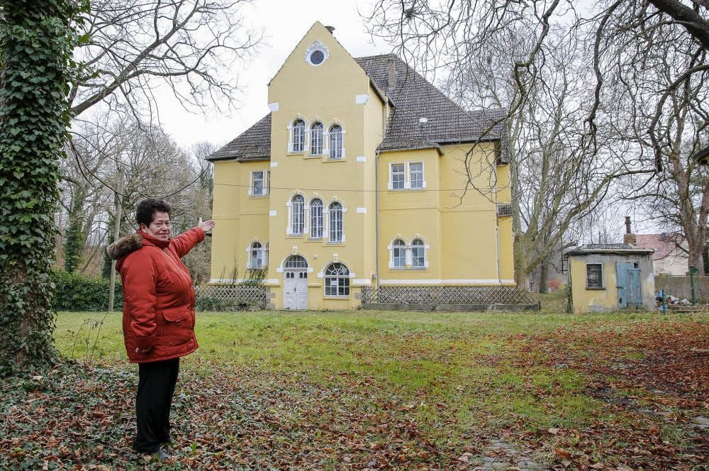 Heidrun Panzer ist hier zwei Jahrzehnte als Kindergarten-Leiterin tätig gewesen. Oben am Giebel ist das Zifferblatt der Uhr zu sehen.