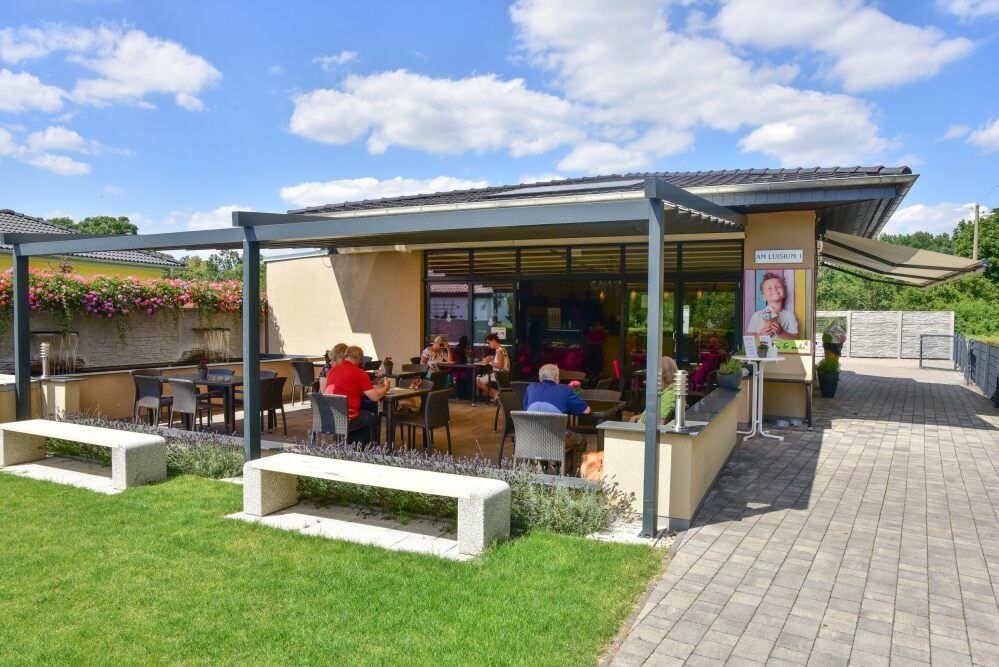 Idyllisch gelegen am Eingang zum Park Luisium in Waldersee ist das Eiscafé Luise.