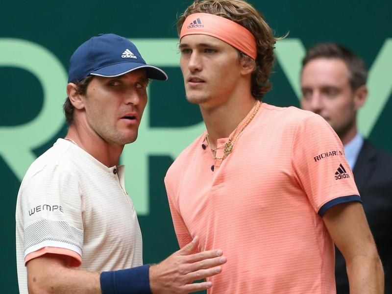 Mischa (l) und Alexander Zverev freuen sich auf Wimbledon. Foto: Friso Gentsch