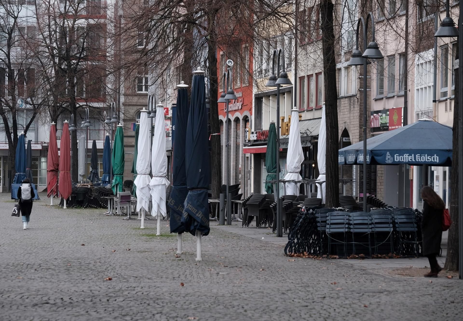 Corona-Lockdown in Köln: Geschlossene Lokale am Alter Markt.