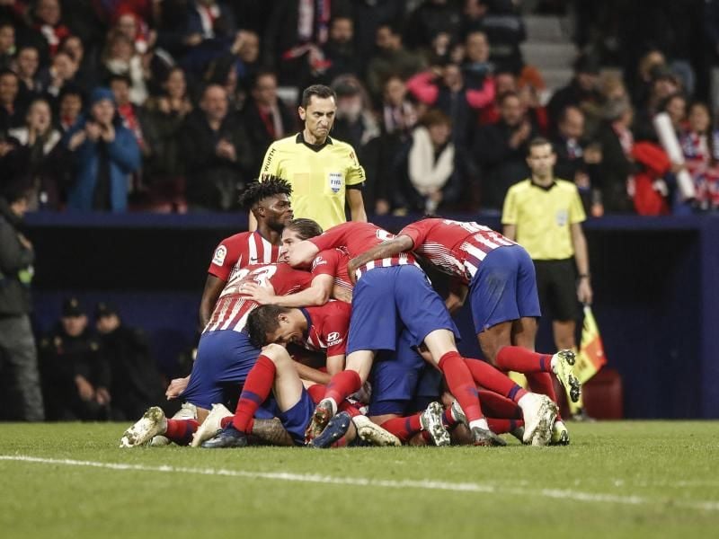 Die Spieler von Atletico Madrid jubeln über Godins Treffer zum 3:2. Foto: Enrique de la Fuente/Shot for pr/gtres