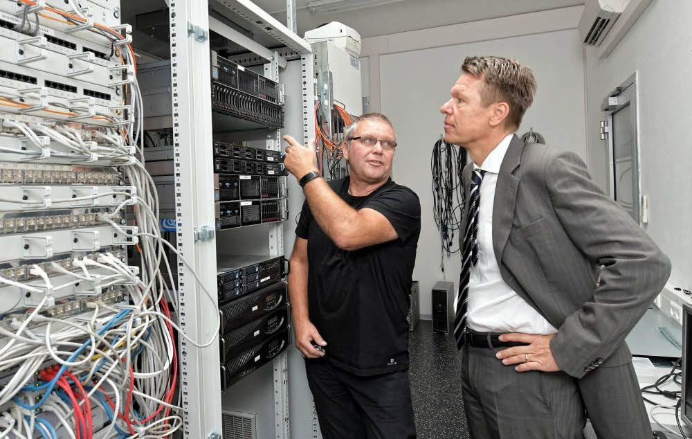 Die Servertechnik ist neu - doch die Internetleistung schwach. Stefan Grimm (re.), Chef des Schaltschrank- und Gehäusebauers am Flugplatz, und IT-Beauftragter Thomas Härtling warten auf einen besseren Internetanschluss des Unternehmens.