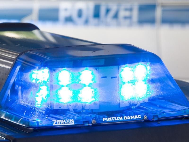 Ein Blaulicht auf dem Dach eines Polizeiwagens. Foto: Friso Gentsch/Archiv