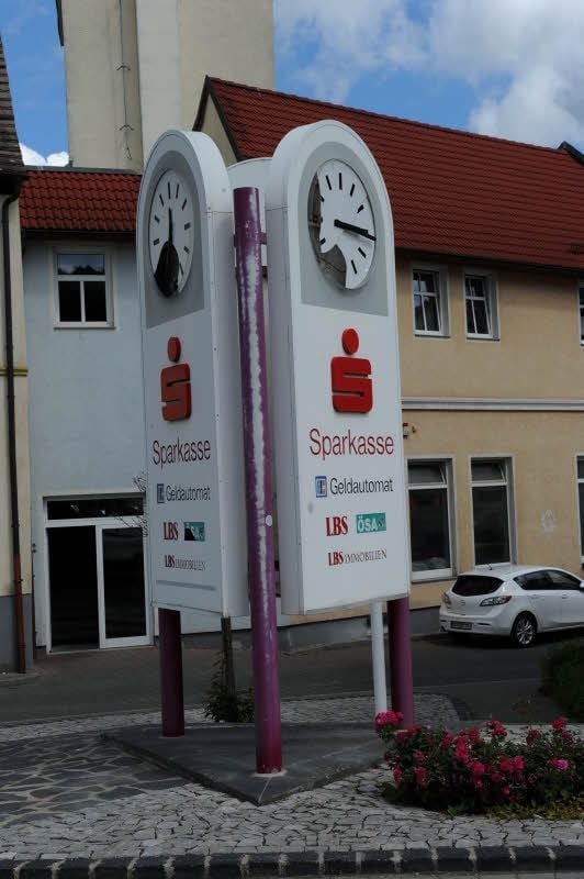 Vandalen zerstörten die Uhr vor der Sparkasse.