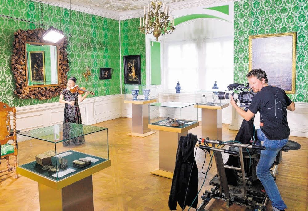 Filmaufnahmen mit der japanischen Star-Geigerin Midori Goto in der Bach-Gedenkstätte im Schloss Köthen. Für eine DVD weilt sie mit dem Filmteam eine Woche lang in der Bachstadt.