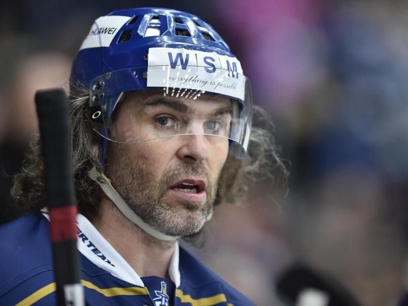 Eishockey-Legende Jaromir Jagr kann es auch mit 47 Jahren noch. Foto: Radek Petrášek/CTK