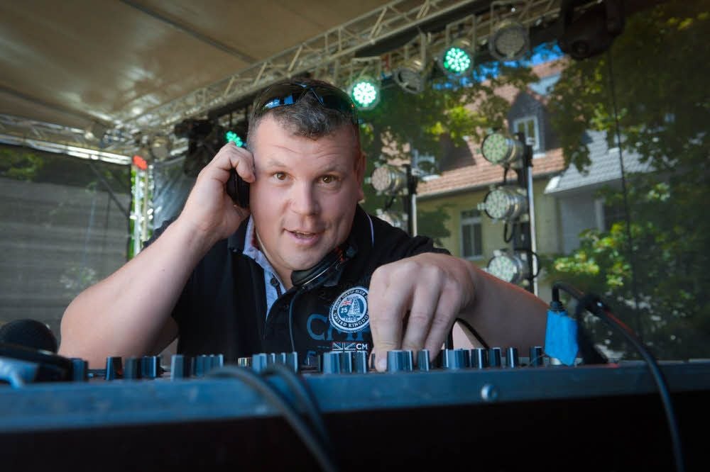 Enrico Schulz alias DJ „Locke“ in seinem Element: „Die Musik war immer schon mein Hobby“.