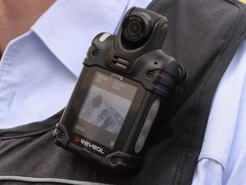 Ein Beamter ist mit einer Bodycam ausgerüstet. Foto: Franziska Kraufmann/Archiv