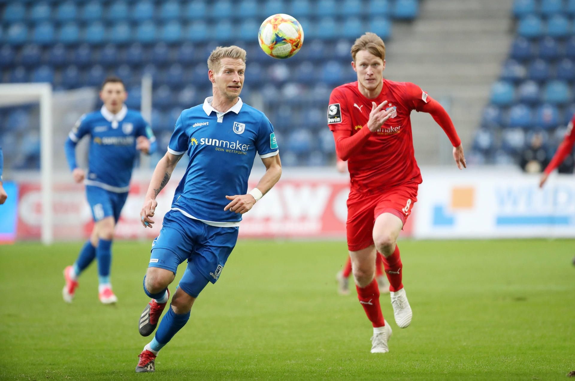 FCM-Verteidiger Dominik Ernst im Duell mit Zwickaus Stürmer Gerrit Wegkamp.