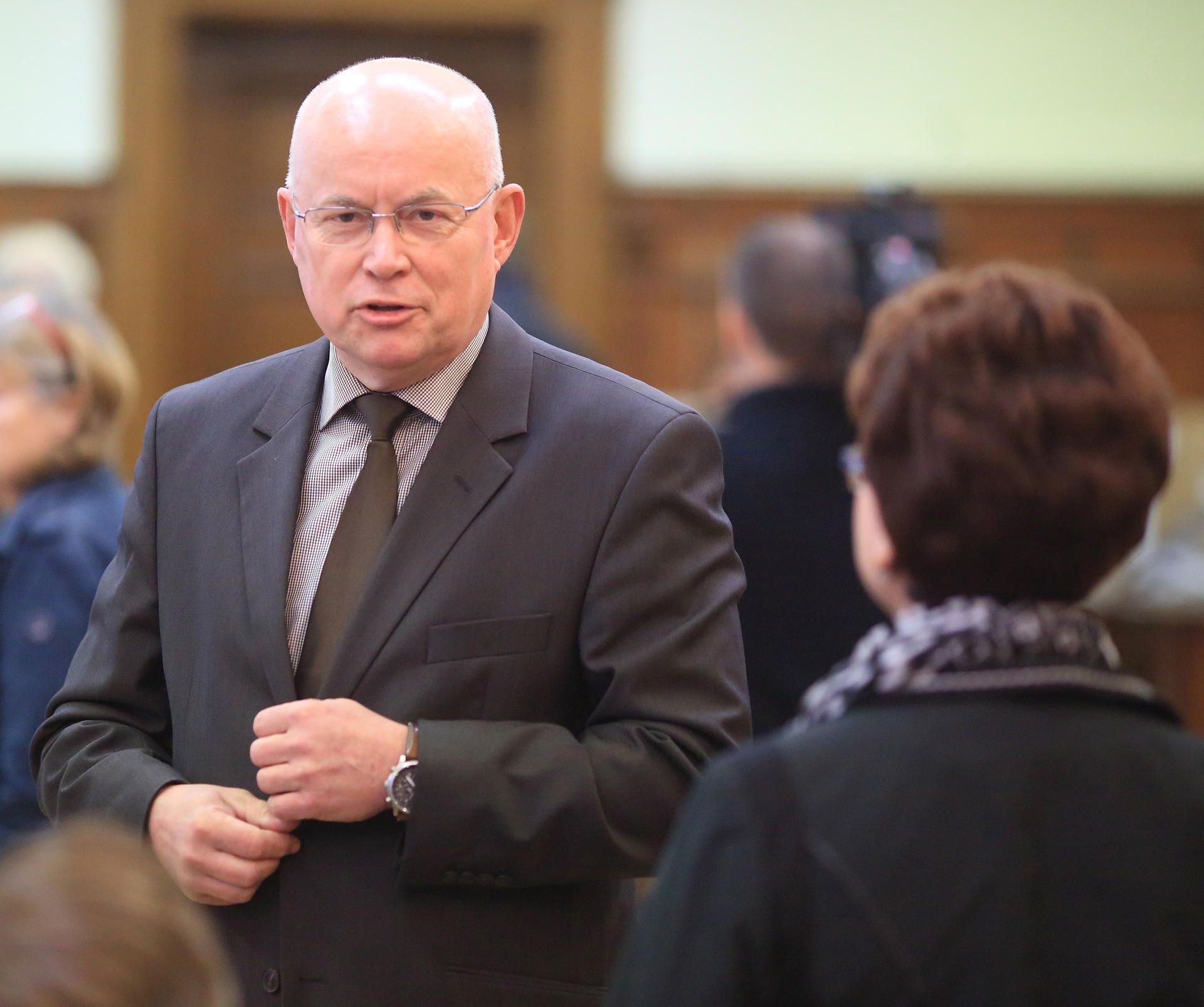 Lothar Finzelberg, früherer Landrat des Kreises Jerichower Land, steht im Landgericht in Magdeburg