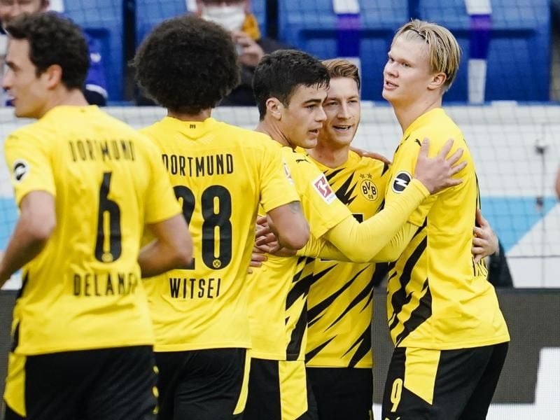 BVB-Torschütze Marco Reus (2.v.r.) wird von Teamkollegen gefeiert. Foto: Uwe Anspach/dpa
