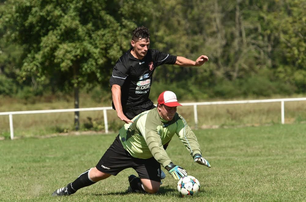 Ronny Fröhlich (hier mit Gästekeeper Robin Klein) war dreimal für Balgstädt/Laucha II erfolgreich.