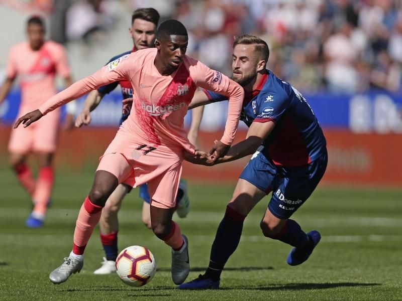 FC Barcelona Ousmane Dembele (M) im Zweikampf mit SD Huescas Jorge Pulido (r). Foto: Manu Fernandez/AP