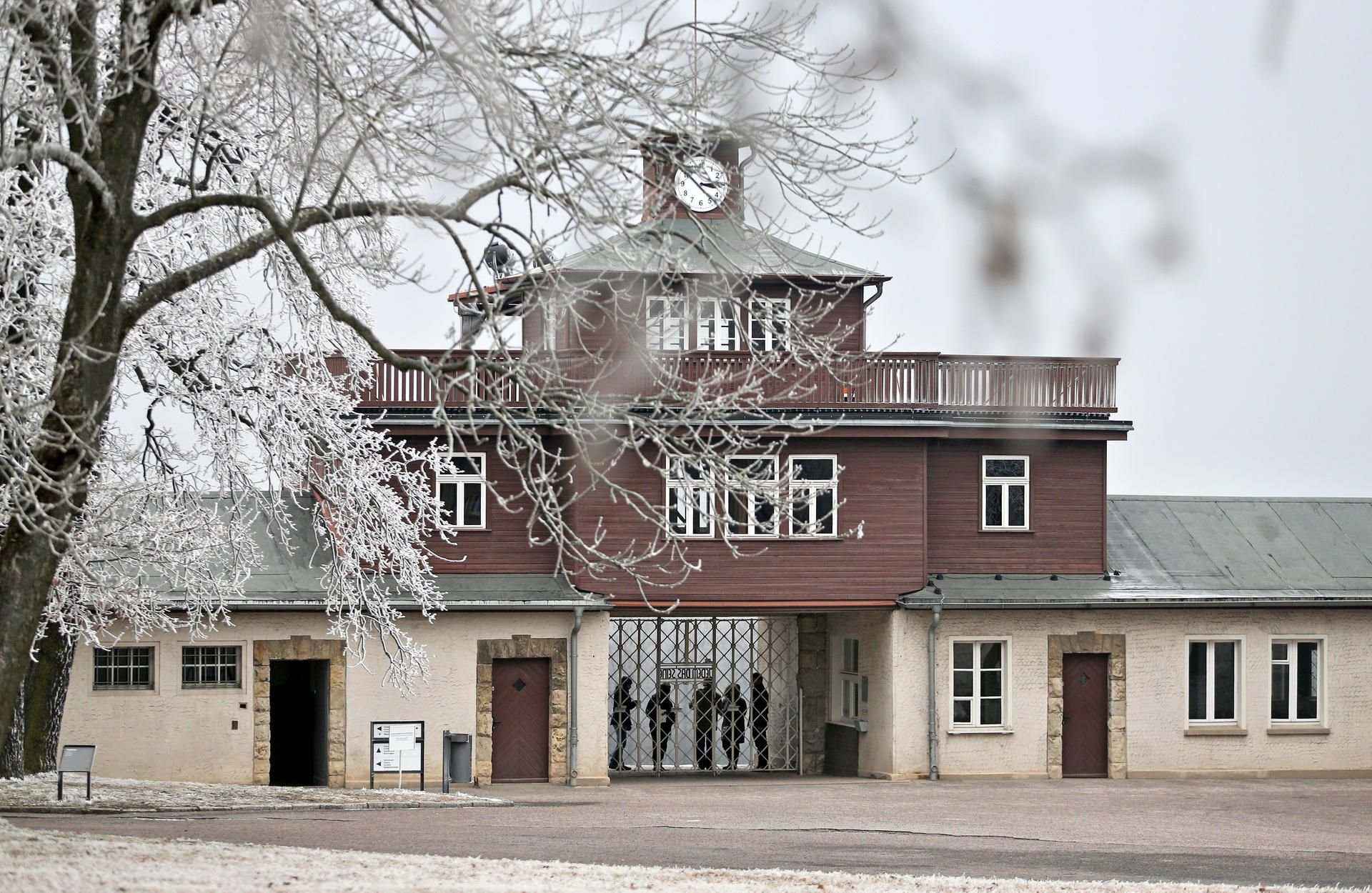 Das Lagertor des ehemaligen KZ Buchenwald, aufgenommen in Weimar (Thüringen).