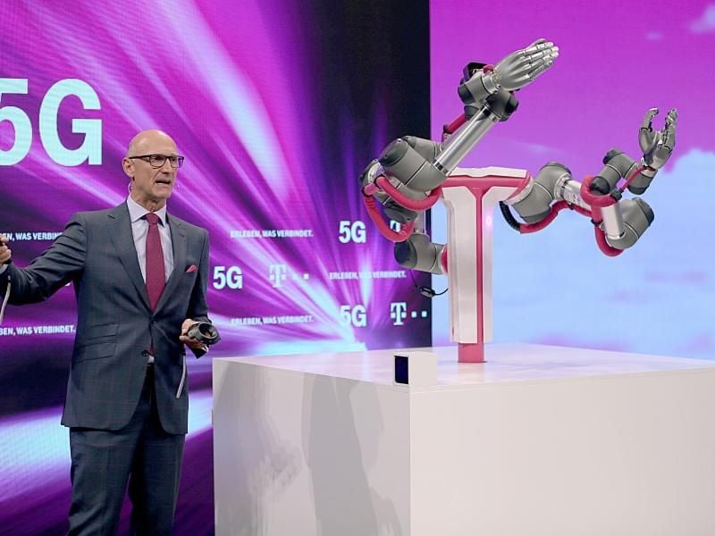 Deutsche Telekom-Chef Timotheus Höttges, erläutert in Köln auf der Hauptversammlung das zukünftige 5G Netz des Unternehmens. Foto: Oliver Berg