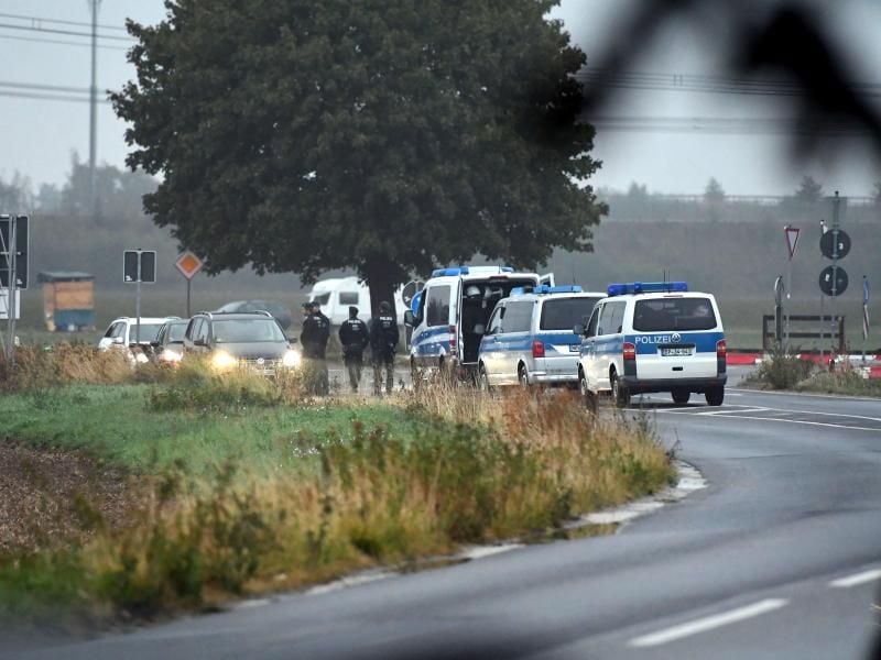 Die Polizei kontrolliert auf einer Landstraße in der Nähe des Hambacher Forstes Fahrzeuge. Foto: Henning Kaiser
