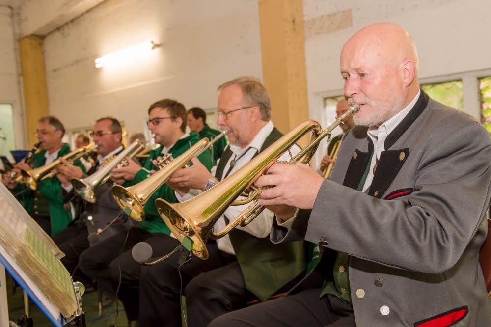 Mit einem Platzkonzert in der Festhalle eröffnen die Schönburger Blasmusikanten musikalisch das bunte Markttreiben.