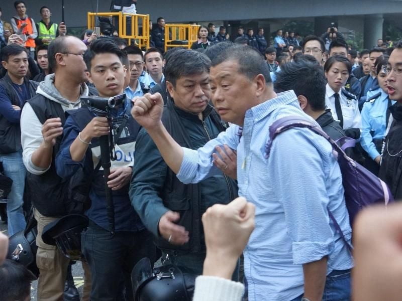 Der Gründer der großen Hongkonger Zeitung „Apple Daily”, Jimmy Lai (m.), wird von der Polizei bei einem Protest festgenommen. Foto: Str/EPA/dpa