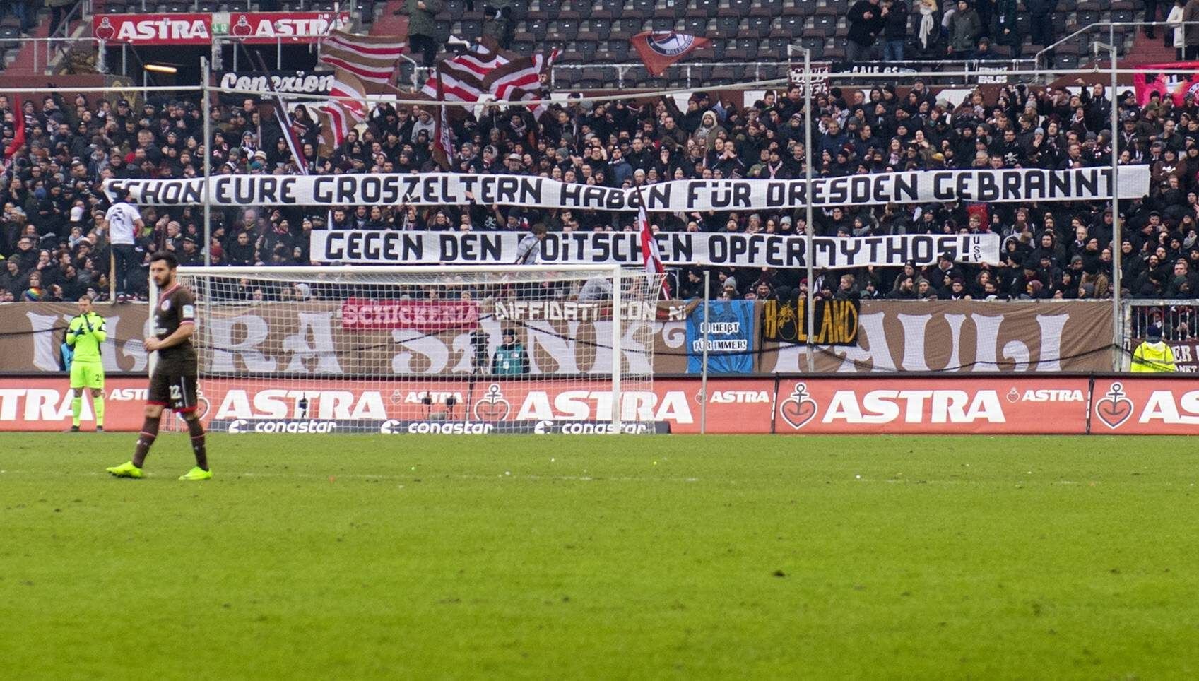 Die Fans von St. Pauli rollten das Plakat während des Spiels aus.