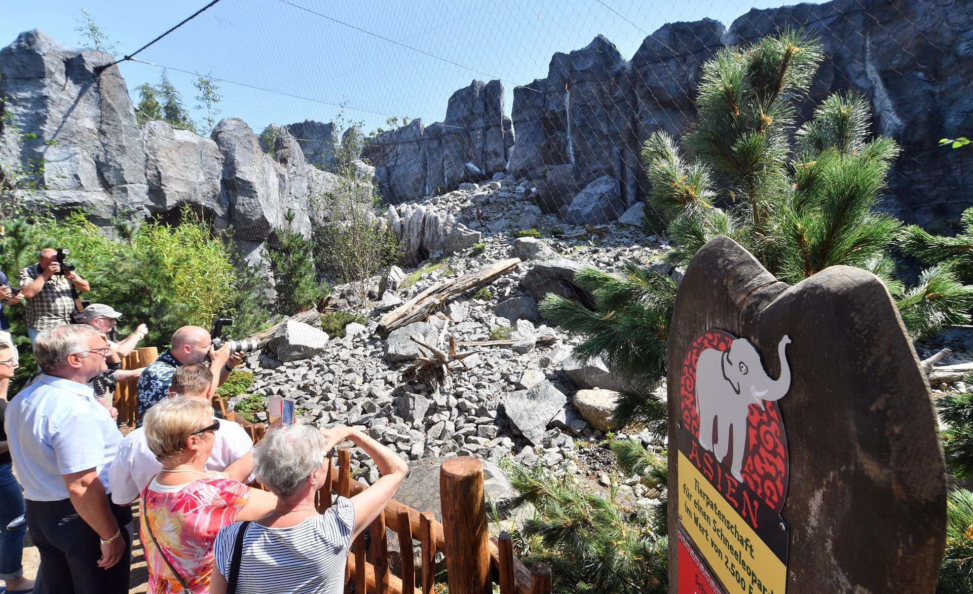 Die ersten Besucher gehen durch die neue Hochgebirgslandschaft "Himalaya" im Zoo in Leipzig.