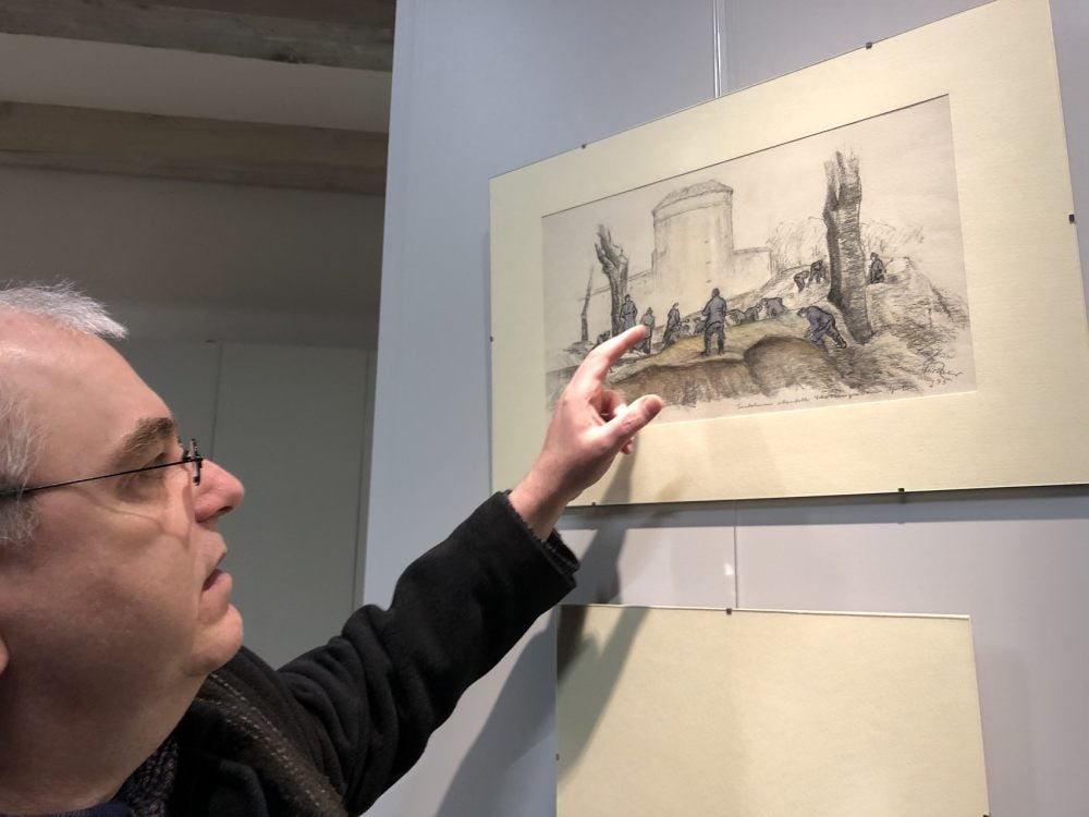 Krieg am Schloss. Andreas Wurda mit Bild von Else Hertzer