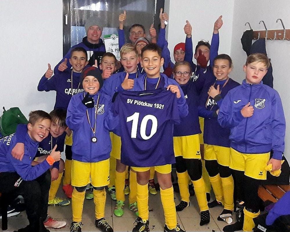 Das D-Jugend-Team des SV 1921 Plötzkau bangt um seinen schwerkranken Kapitän Max. Die Kinder hoffen, dass er bald wieder in seinem Trikot mit der Nummer 10 über den Platz toben kann.
