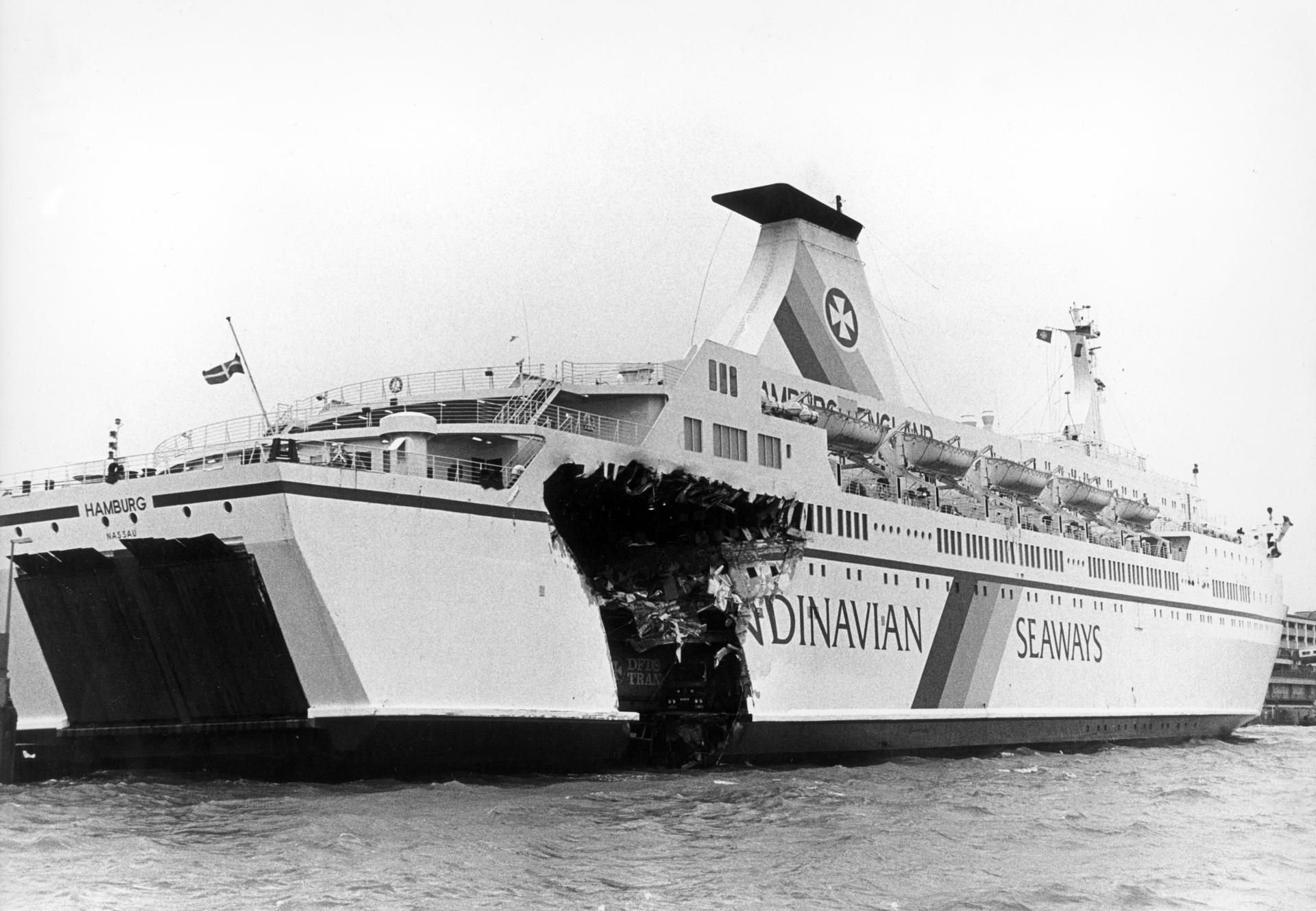 Mit schweren Beschädigungen, aber aus eigener Kraft, erreichte die Fähre "Hamburg" Bremerhaven.