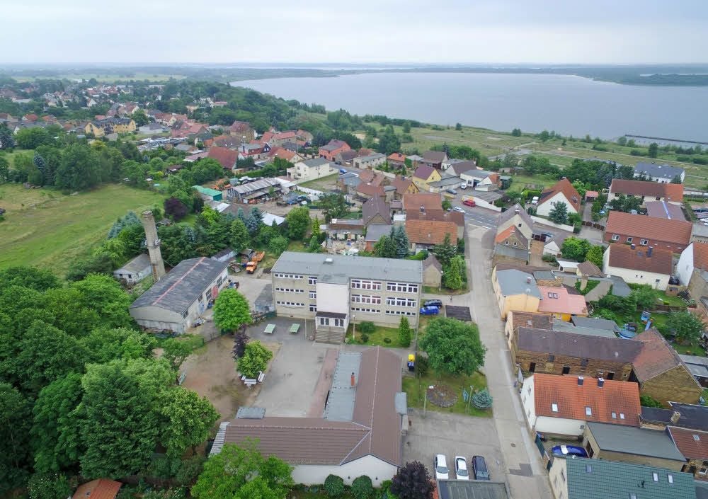 Die frühere Grundschule in Pouch soll verkauft werden. In dem Gebäude sollen barrierefreie Wohnungen entstehen.