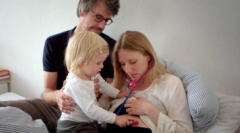 Eine Szene aus dem Film „Eingeimpft“, die David Sieveking mit seiner Tochter Zaria und seiner schwangeren Frau Jessica zeigen.