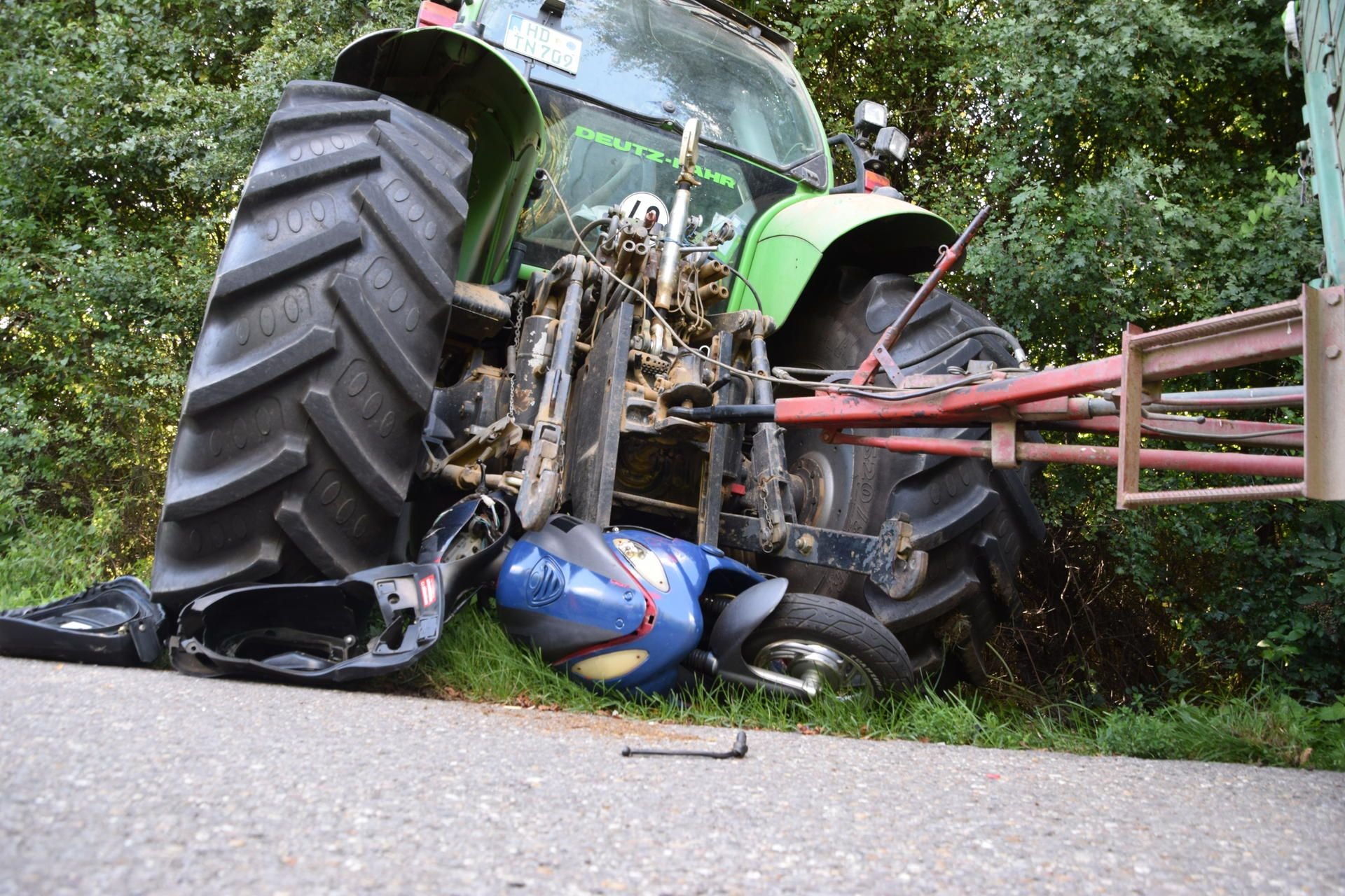 Eine 30-Jährige fuhr am Mittwoch durch eine schlecht einsehbare Kurve, als ihr ein Traktor entgegenkam. Der Fahrer versuchte vergeblich auszuweichen.