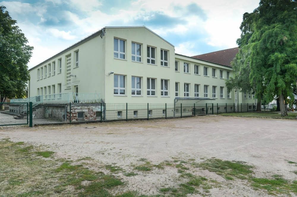 Die Terrasse der ehemaligen Grundschule in Kleinpaschleben soll abgerissen werden.