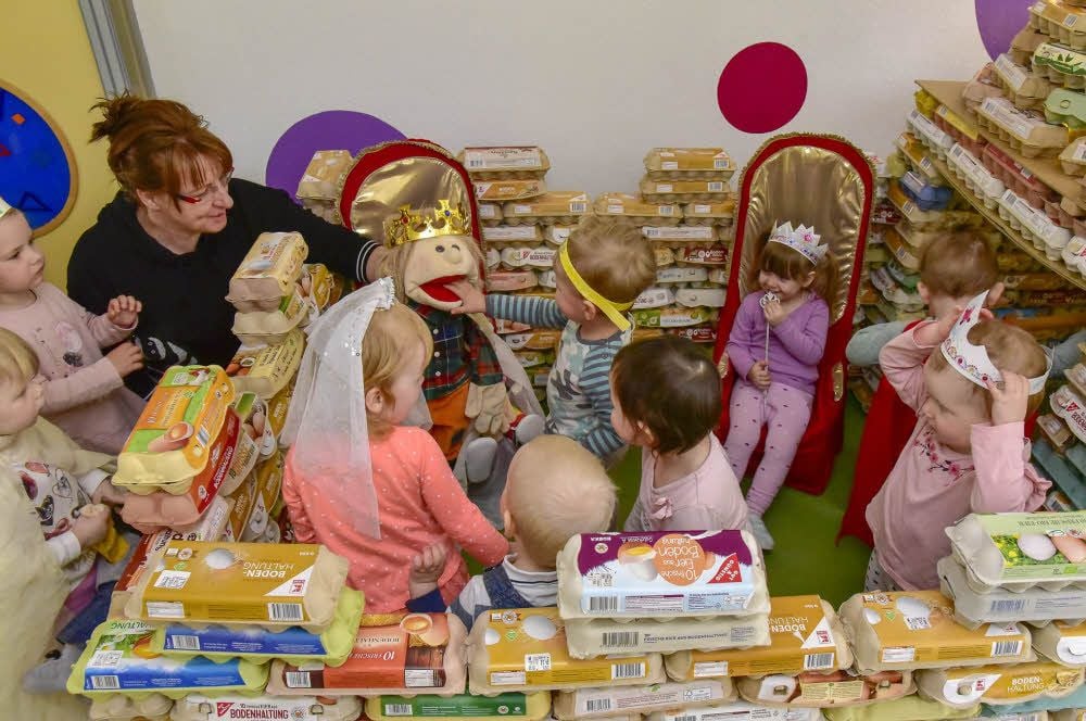 Hereinkommen und auf dem Thron Platz nehmen: Die Kinder der Krippe „Mini & Maxi“ erobern das aus Eierkartons gebaute Schloss mit viel Spaß.