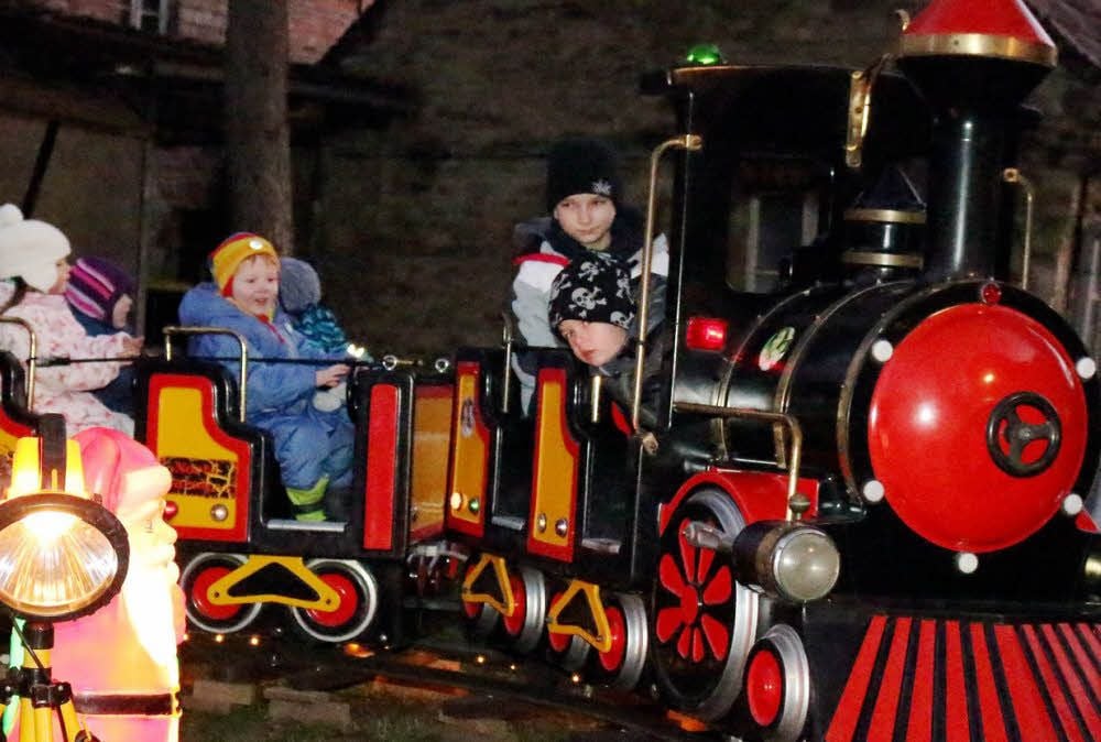 In Neugattersleben kommt wieder die Eisenbahn im Pfarrhof zum Einsatz.