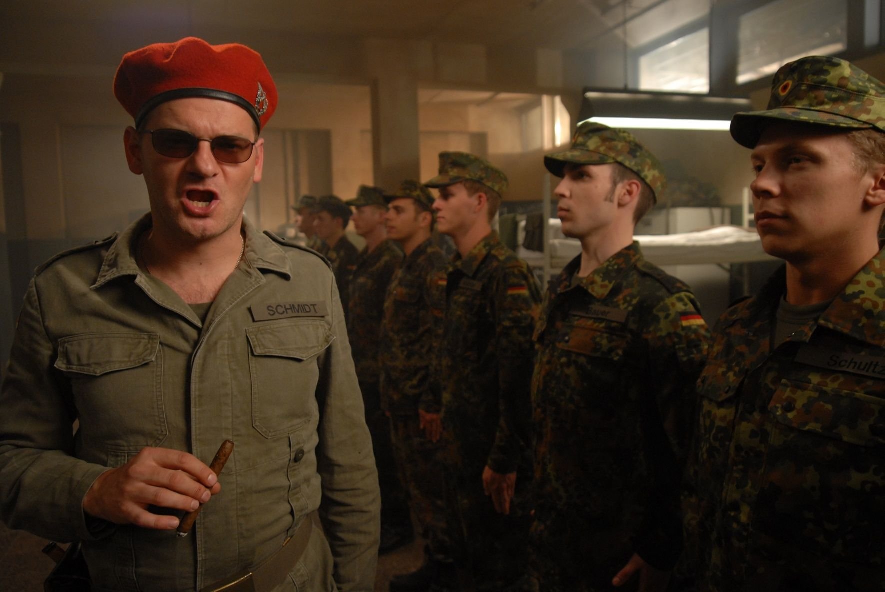 Bundeswehr-Ausbilder Schmidt (Holger Müller) gibt in einer Szene aus dem Film „Morgen, ihr Luschen!“ Anweisungen an seine Soldaten.