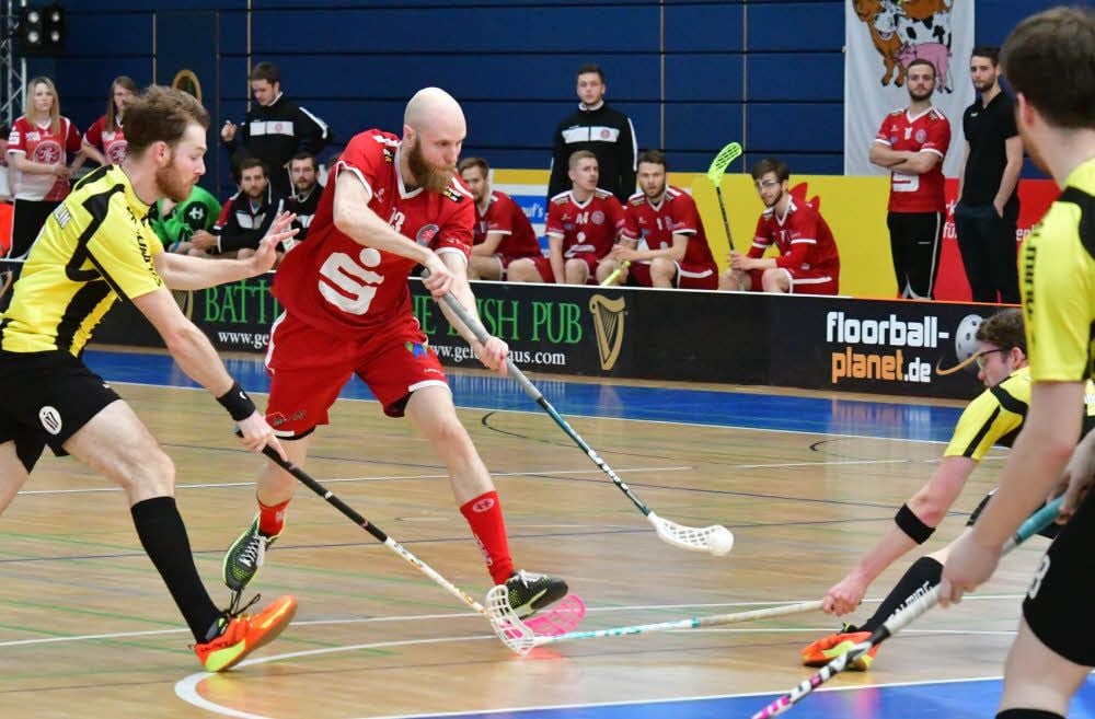 Spielertrainer Harri Naumanen (in Rot) in Aktion. Der Finne ist der drittbeste Vorlagengeber der deutschen Floorball-Bundesliga.