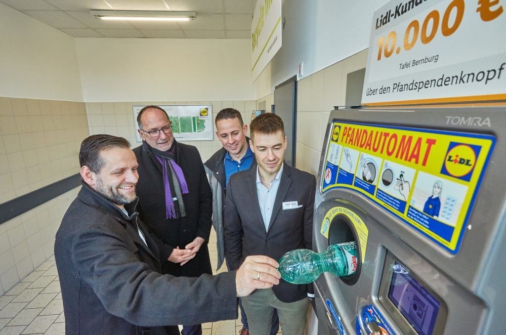 Filial-Leiter Robert Leiste (v.l.), Henry Schütze, Robert Terz und Florian Hoffmann von der Verkaufsleitung bei der obligatorischen „Guten Tat am Pfandautomat“.