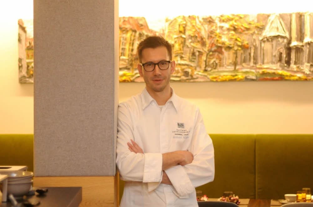 Küchenchef Robert Klaus steht im Gastraum des Restaurants „Zufriedenheit“ im Naumburger Steinweg.