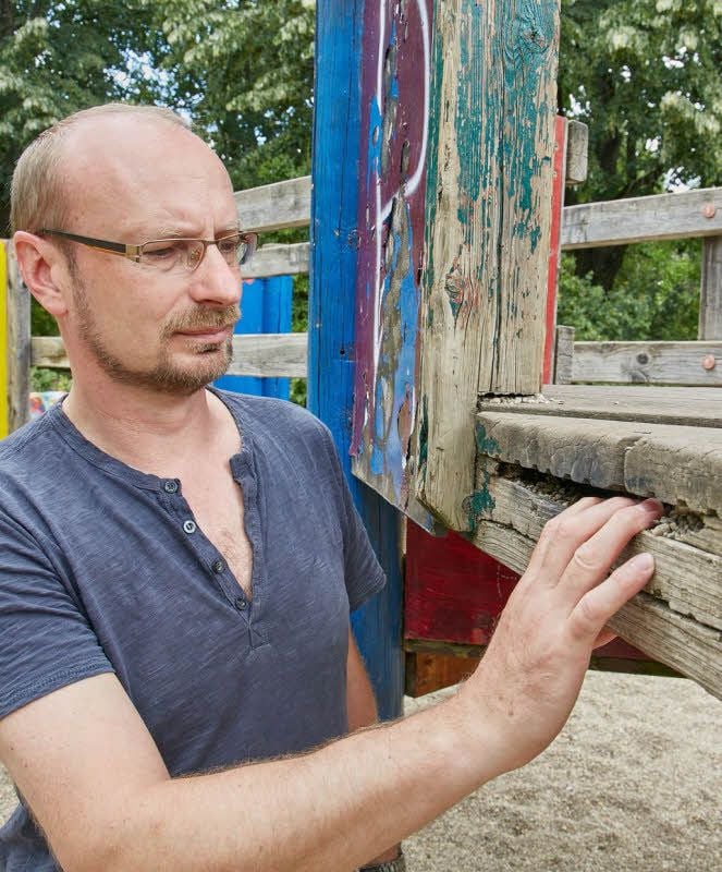Marcin-Jan Franke bei der Begutachtung eines Spielgerätes, welches mittlerweile durch ein Neues ersetzt wurde.