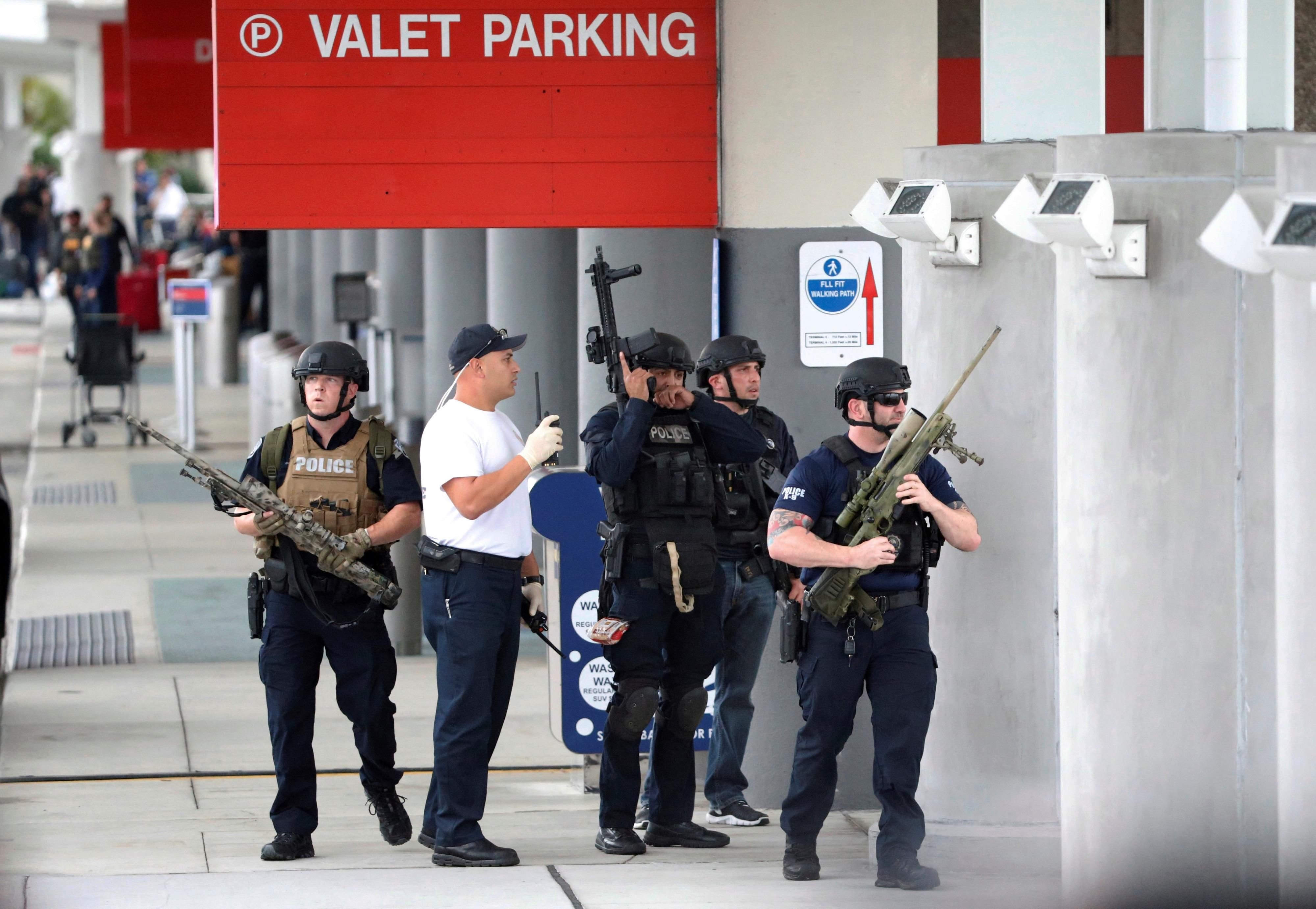 Polizisten am Flughafen Fort Lauderdale.