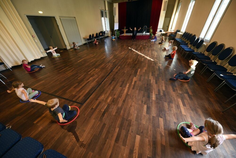 Regina Baufeld achtet bei ihrer musikalischen Früherziehung in der Köthener Musikschule auf den nötigen Abstand der Kinder.