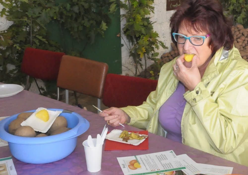 Margitta Hannemann ließ es sich nicht nehmen, frische Pellkartoffeln ohne jegliche Zutat zu probieren. So ließen sich die geschmacklichen Unterschiede der einzelnen Sorten besser ausmachen.